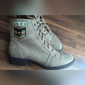 Women's Boots Size 8 Faux Leather Beige